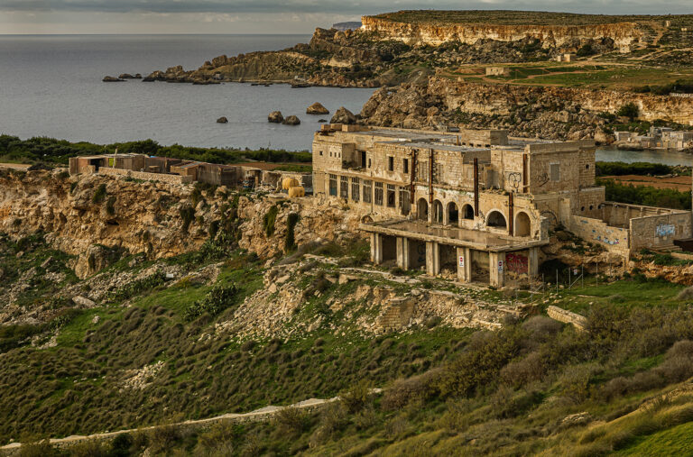 Louis Agius - Forlorn-Hotel